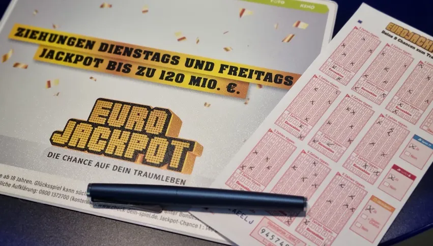 Eurojackpot-Spielschein und Schreibunterlage