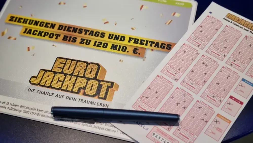 Eurojackpot-Spielschein und Schreibunterlage