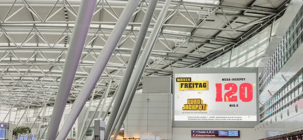 Eurojackpot-Werbung für 120-Millionen-Euro Maximal-Jackpot am Flughafen
